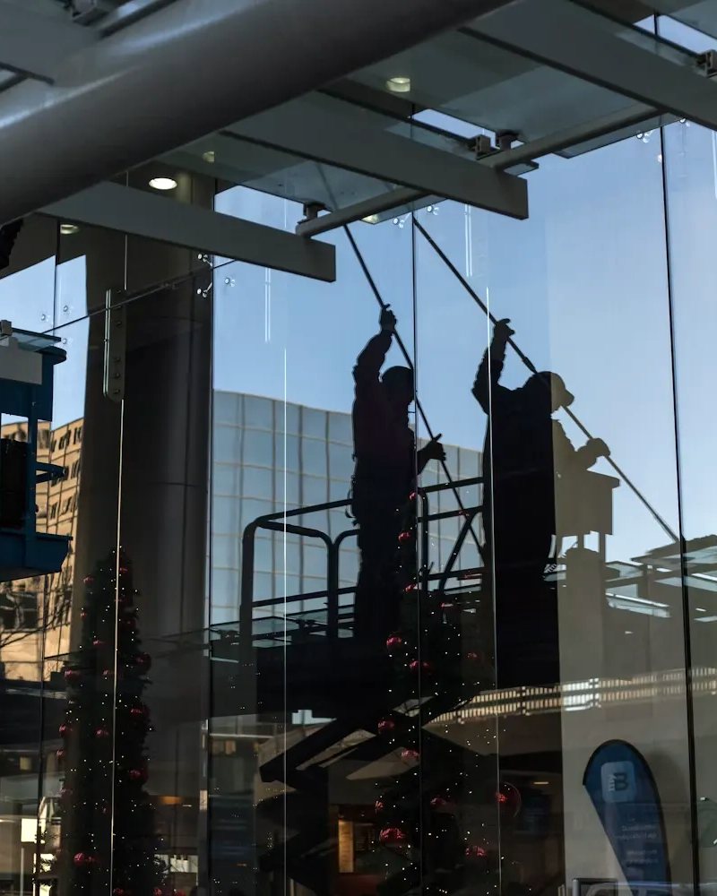 Nettoyage de vitres en nacelle sur une façade d'immeuble