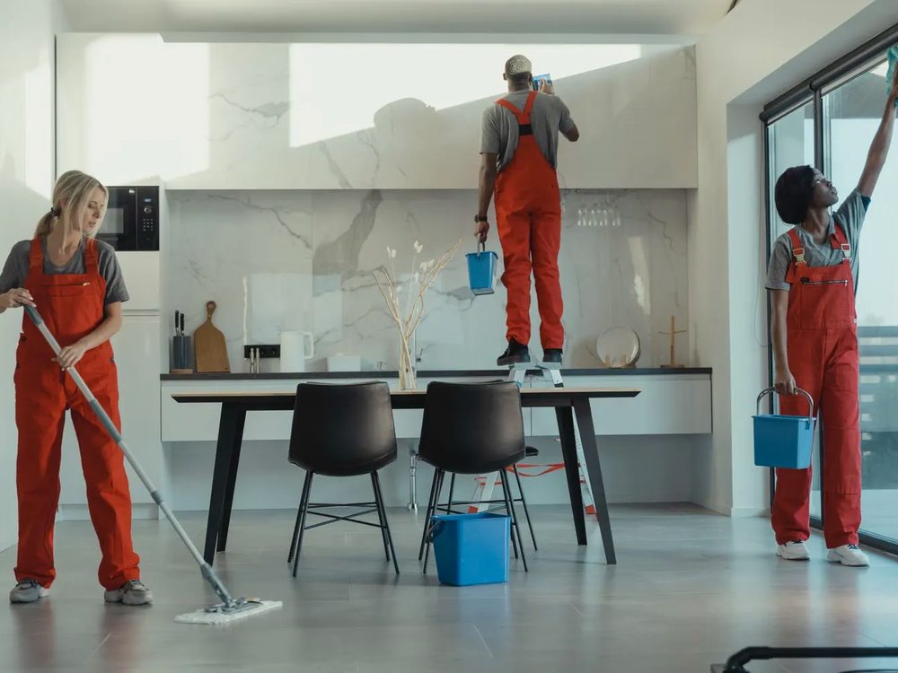 Équipe nettoyant un plateau de bureaux