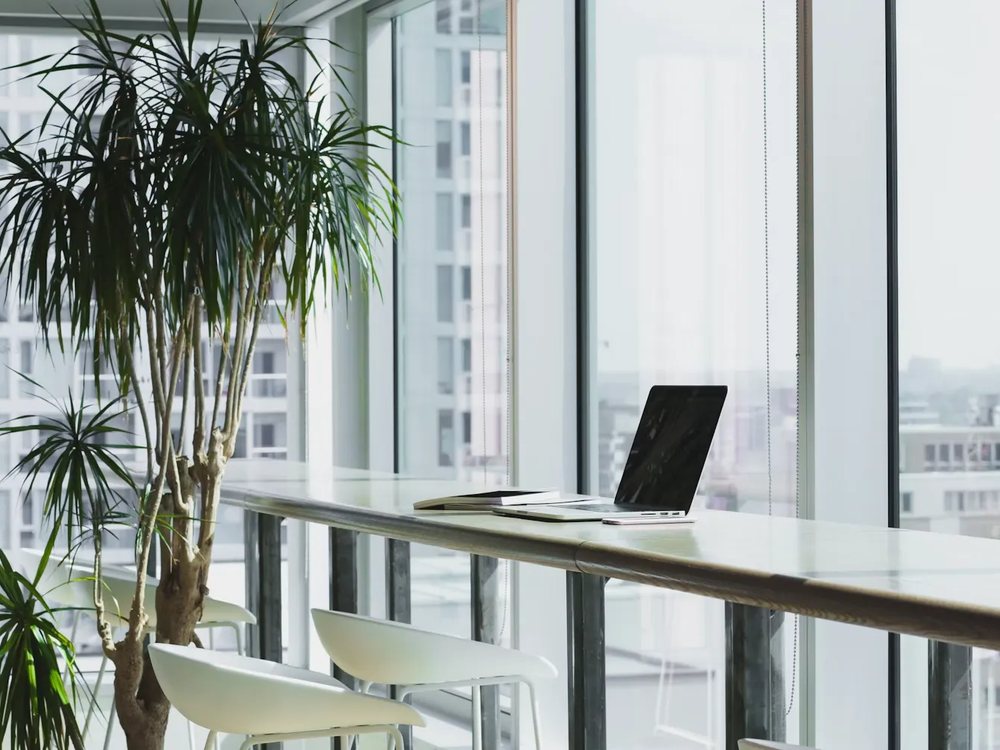 Open space en étage — passage avant l'arrivée des équipes